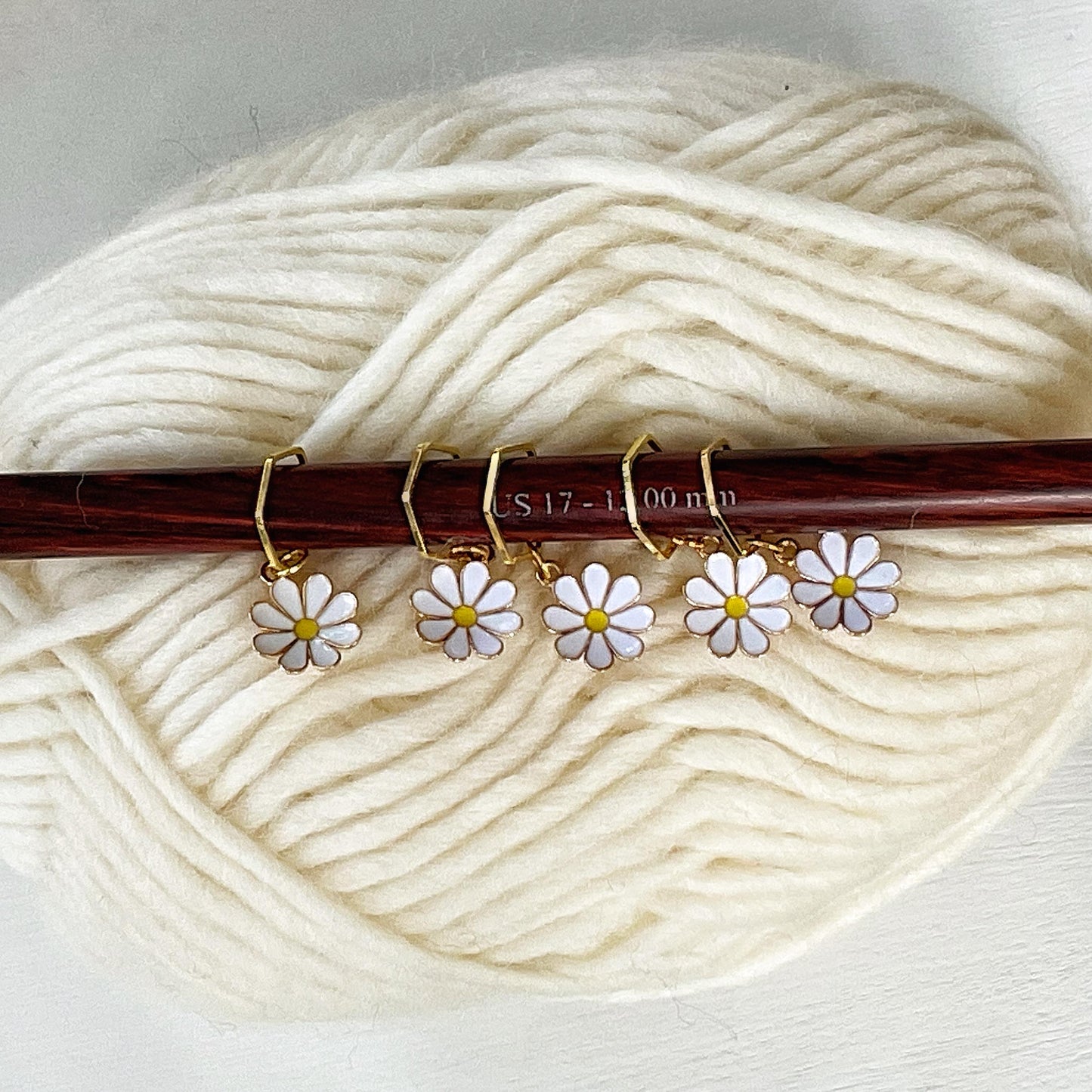 LARGE SUMMER DASIES, Celebrate Spring + Summer, set of 5 knit or crochet stitch markers includes plain pin + storage jar w/ lid