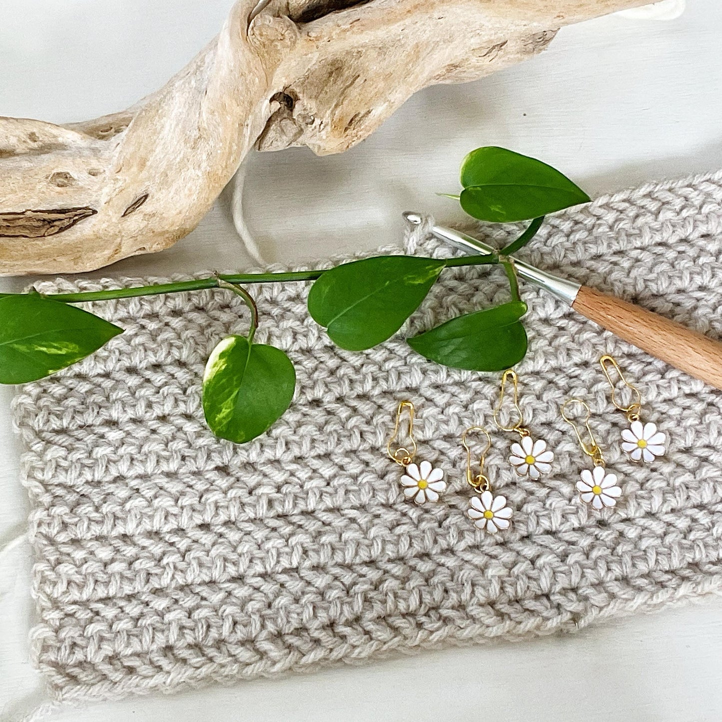 LARGE SUMMER DASIES, Celebrate Spring + Summer, set of 5 knit or crochet stitch markers includes plain pin + storage jar w/ lid