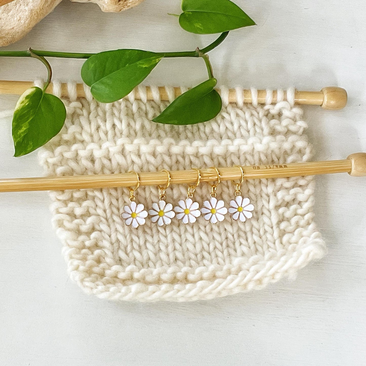 LARGE SUMMER DASIES, Celebrate Spring + Summer, set of 5 knit or crochet stitch markers includes plain pin + storage jar w/ lid